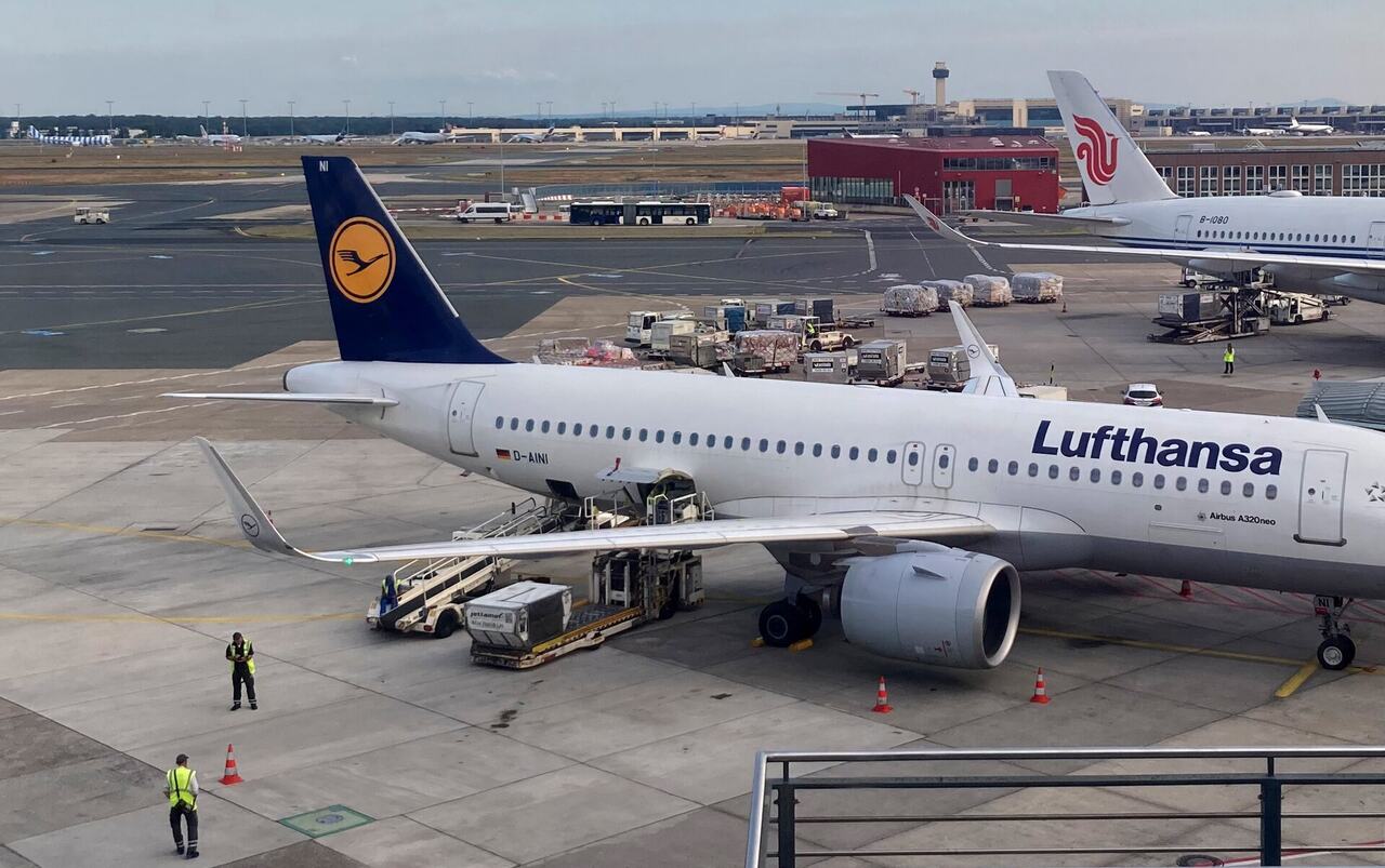 Luggage handling conveyor loading aircraft