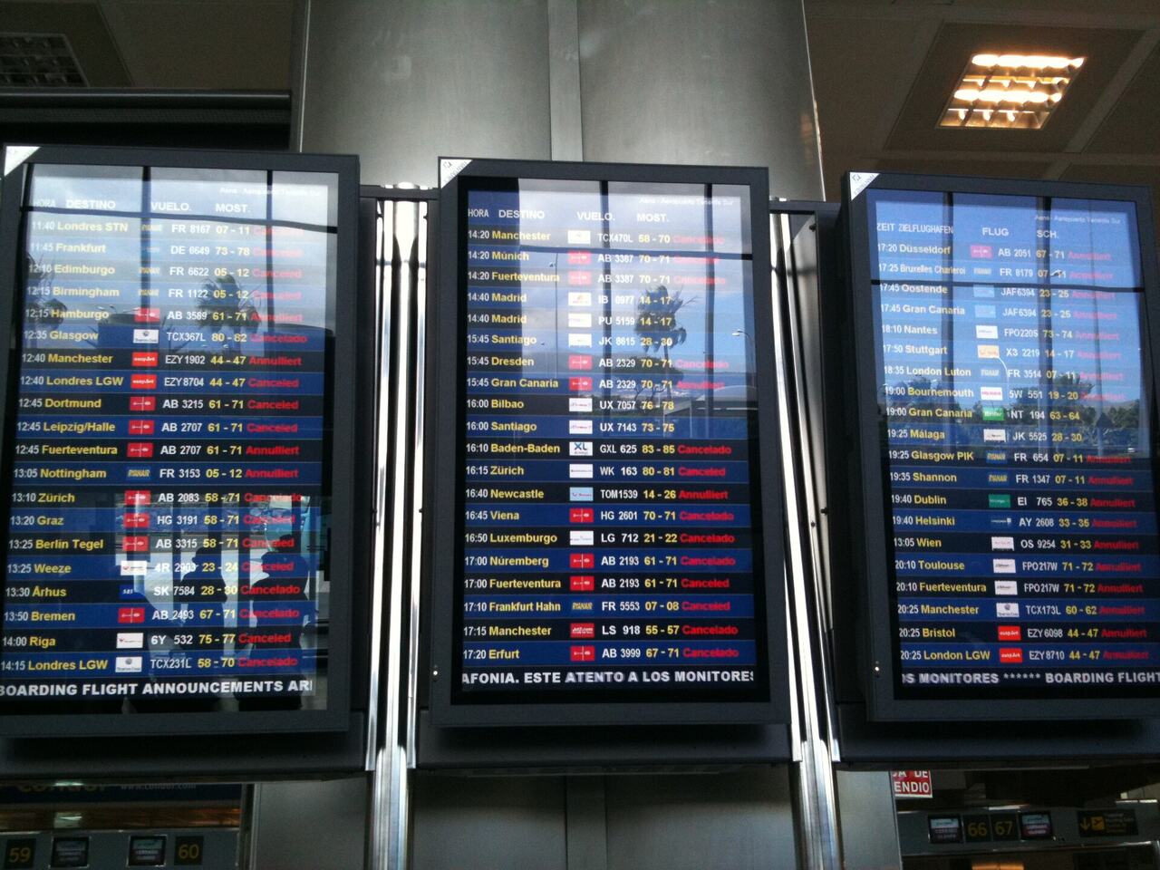 Flight information display cancelled flights